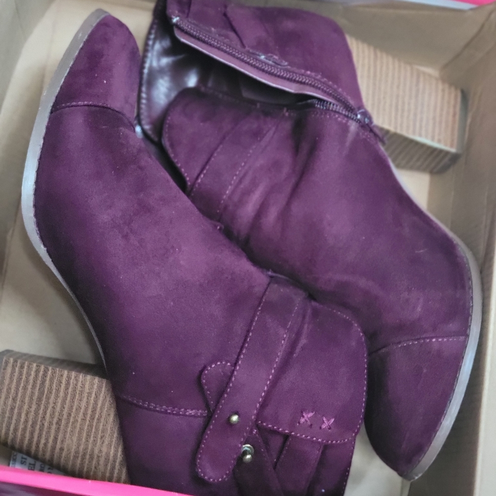 Maroon booties